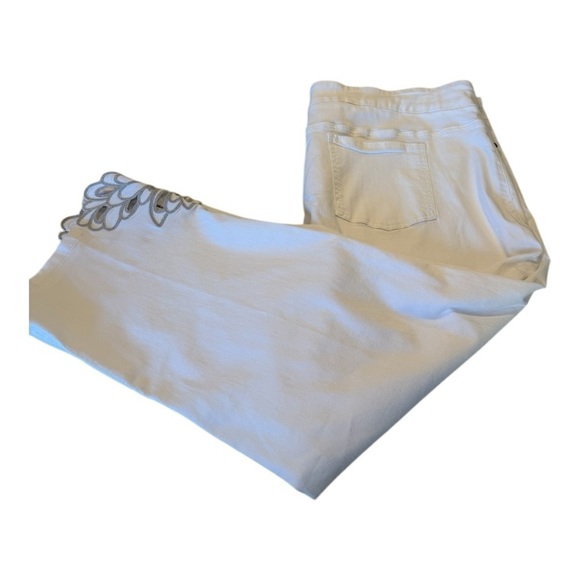 John Mark Plus Stretch Straight Leg Embroidered Eyelet Hem Cropped Pull-On Pants - Picture 11 of 16